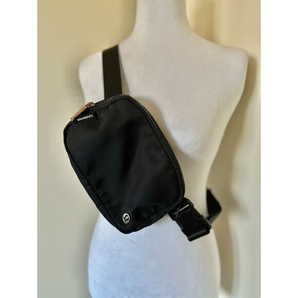 lululemon athletica Handbags - Lululemon Everywhere Mini Belt Bag In Black In Good Condition